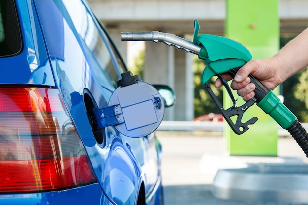 Homme ravitailler sa voiture