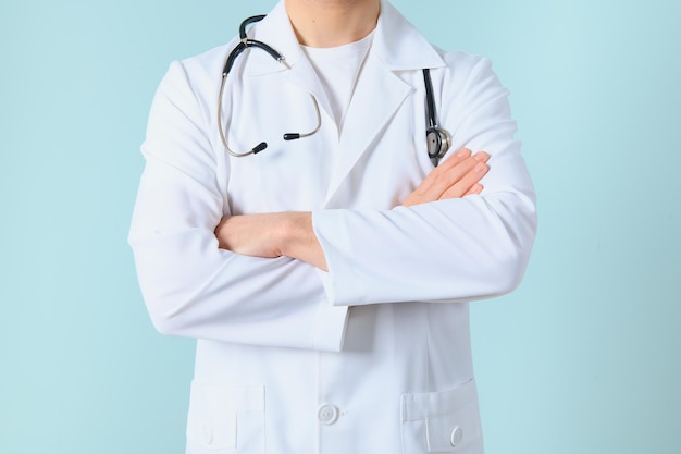 Homme recadré en gros plan dans une blouse médicale blanche Le médecin écrit quelque chose dans la carte du patient Photo lumineuse