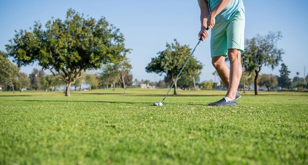 Homme recadré jouant au golf sur le golf d'herbe verte