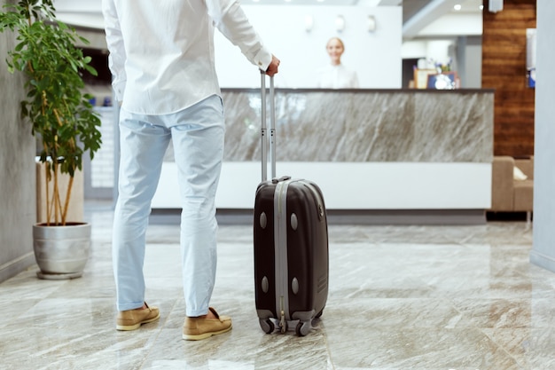 Homme à la réception de l&#39;hôtel.