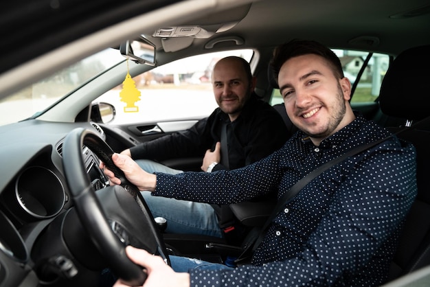 Homme recevant une leçon de conduite dans la voiture