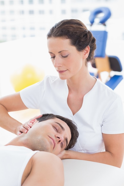 Homme recevant un massage du cou