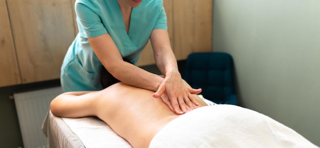 Homme recevant un massage du dos d'un masseur au spa