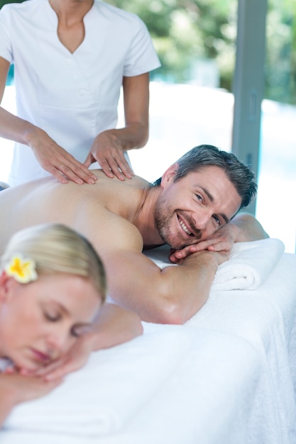 Homme recevant un massage du dos d'un masseur