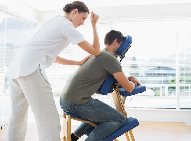 Homme recevant un massage de physiothérapeute