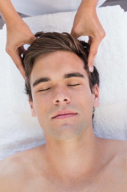 Homme recevant un massage de la tête au centre de spa