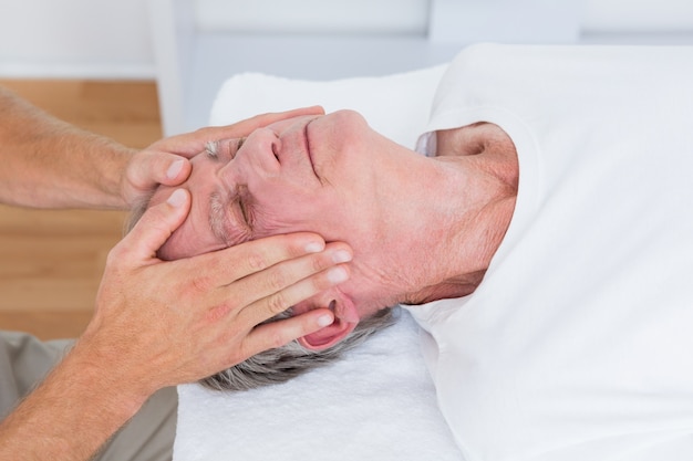 Homme recevant un massage de la tête