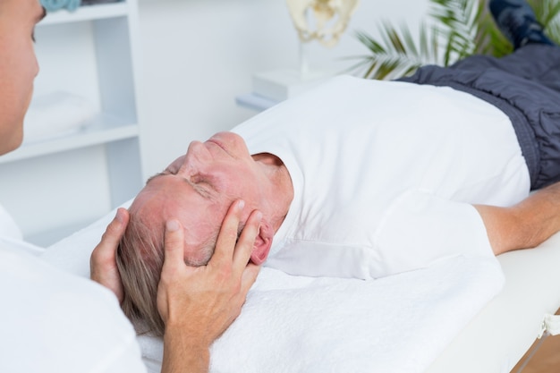 Homme recevant un massage de la tête