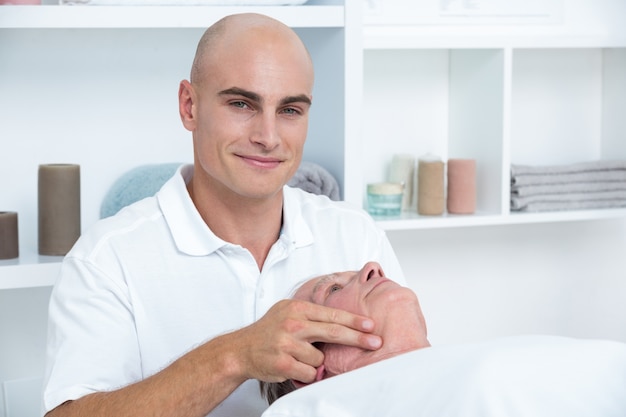 Homme recevant un massage de la tête