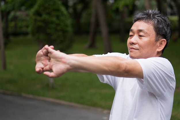 Homme de réchauffement d'étirement musculaire, d'âge moyen à senior