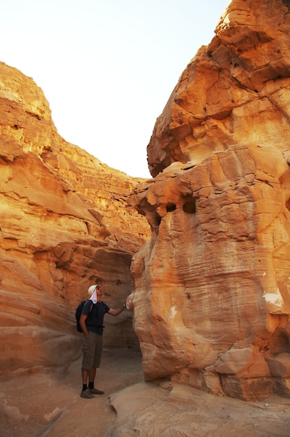 L'homme à la recherche sur le canyon coloré en Egypte