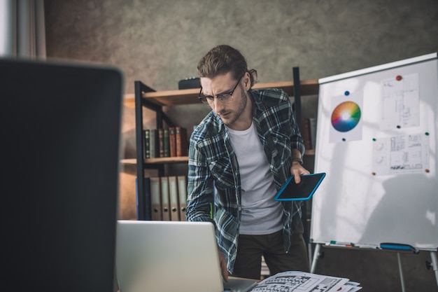 Homme à la recherche sur le tableau blanc