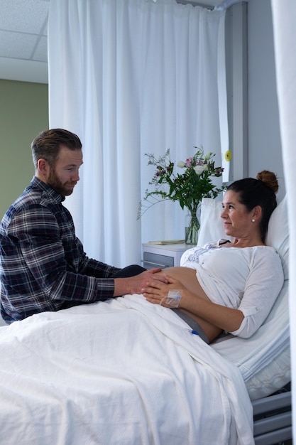 Photo un homme réconforte une femme enceinte dans la salle.