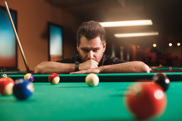 L'homme réfléchi joue au billard