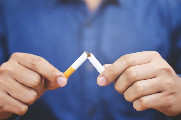 Homme refusant le concept de cigarettes pour arrêter de fumer et mode de vie sain.ou Pas de concept de campagne de fumer.