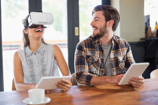 Homme regardant ami portant des lunettes de réalité virtuelle