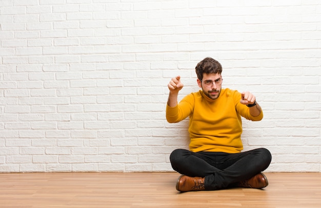 Homme regardant concentré et méditant, se sentant satisfait et détendu, pensant ou faisant un choix