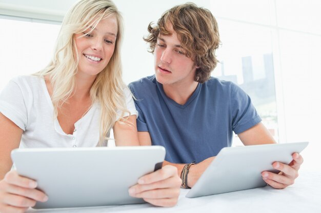 Un homme regardant dans sa tablette de copines