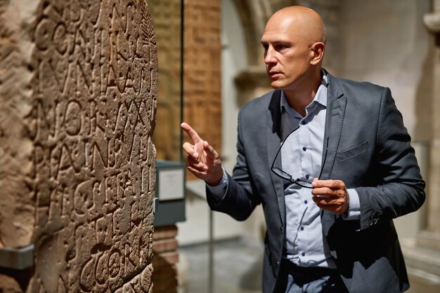 Homme regardant l'exposition du musée