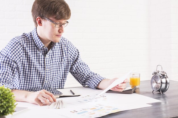 Homme regardant une feuille de papier