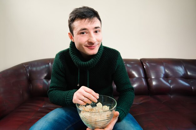 Homme regardant le football, boire de la bière, fan de football