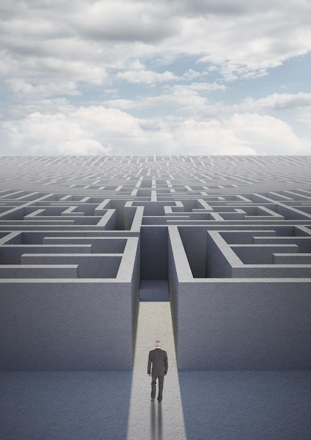 Homme regardant un labyrinthe contre un ciel avec des nuages