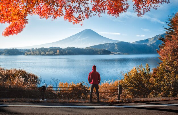 Homme regardant la montagne Fuji. Le mont le plus célèbre du Japon