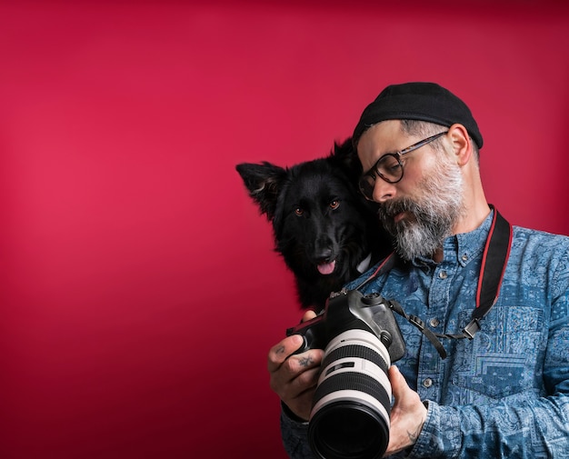 Homme Regardant Des Photos De L'appareil Photo Avec Son Chien