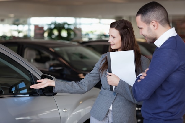 Homme regardant une voiture