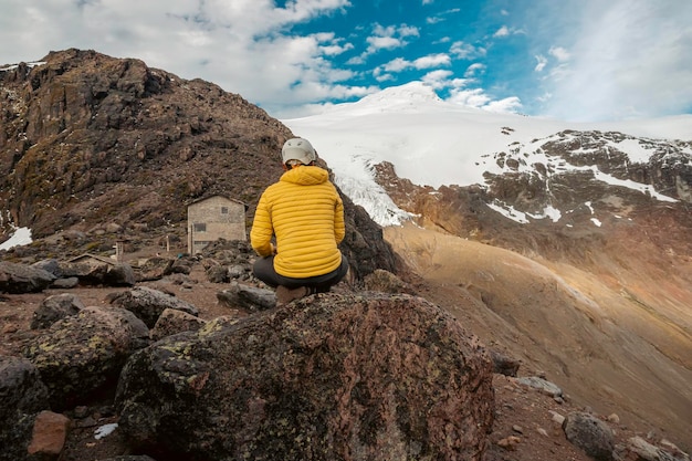 Homme regardant le volcan cayambe en équateur