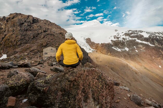 Homme regardant le volcan cayambe en équateur