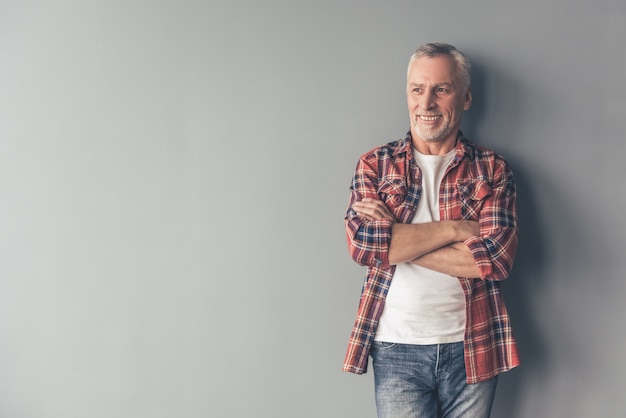 L'homme regarde ailleurs en se tenant avec les bras croisés