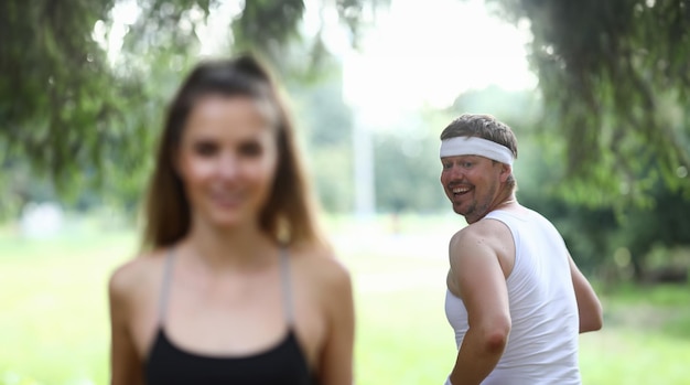 L'homme regarde en arrière pour regarder la belle figure de la fille