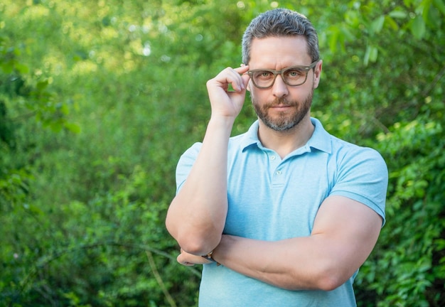 L'homme regarde dans les lunettes la bannière l'homme regardait dans les lentilles l'homme à l'extérieur regardait avec des lentilles pour la vue photo de l'homme Regardait dans des lentilles