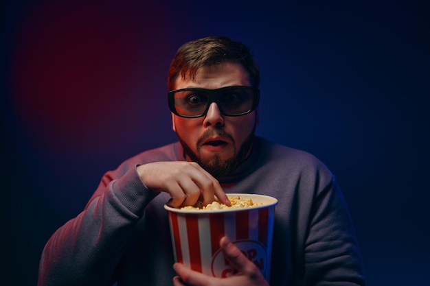 Un homme regarde des films d'horreur l'émotion de la peur photo de haute qualité