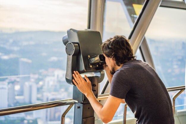 L'homme regarde le paysage urbain de Kuala Lumpur