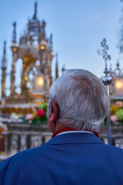 Un homme regarde une statue de la croix