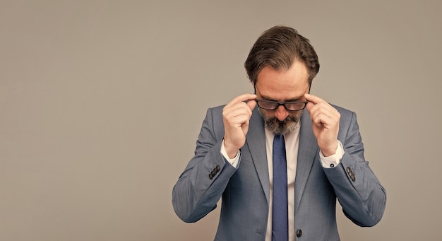 L'homme regarde à travers les lunettes l'acuité visuelle et la correction de la vision pour la santé des yeux