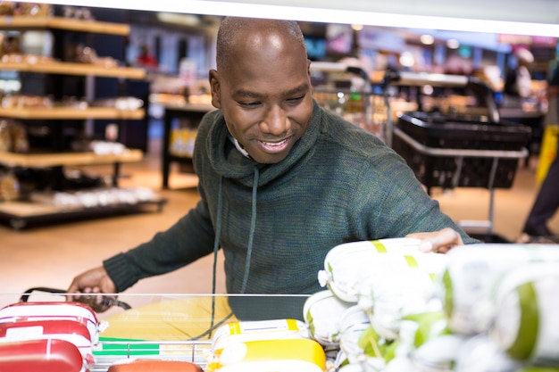 Homme, regarder, marchandises, épicerie, section, quoique, achats