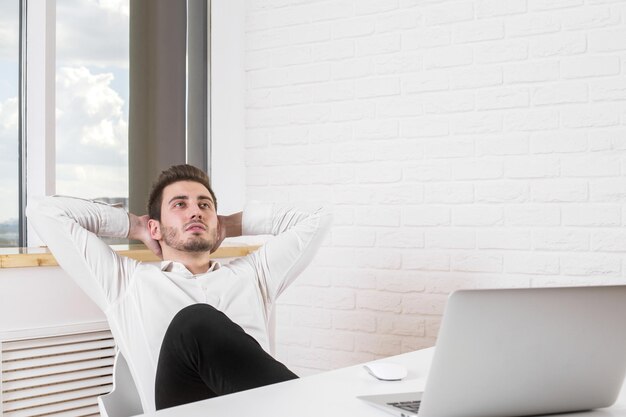 Homme relaxant au bureau