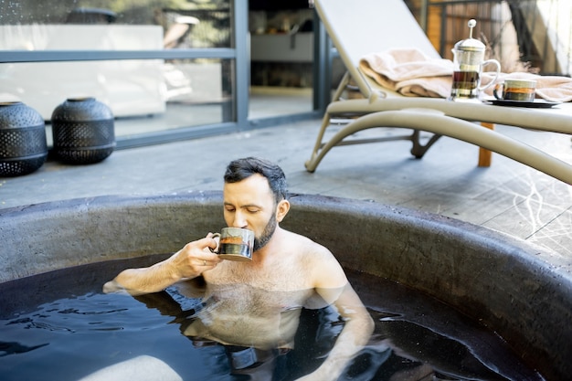 Homme relaxant au spa en plein air