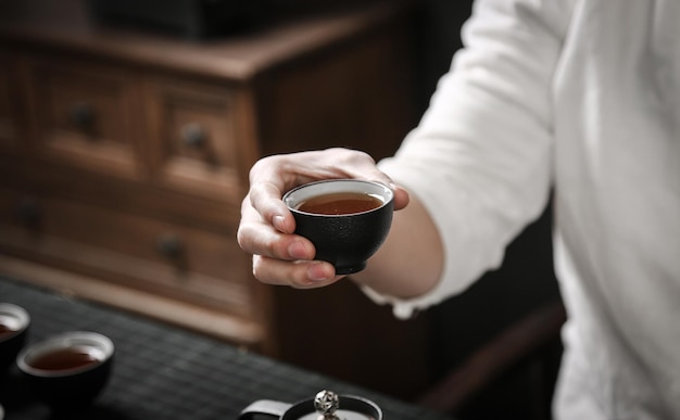 homme relaxant à la maison avec du thé