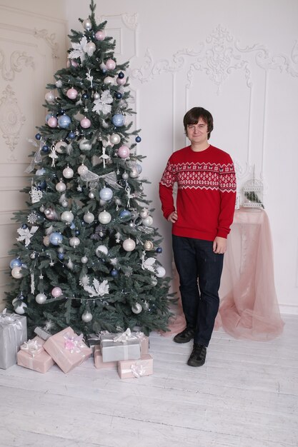 Homme relaxant à la maison le matin de Noël