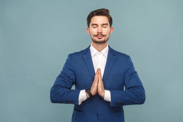 Homme de relaxation et d'harmonie méditant après le travail