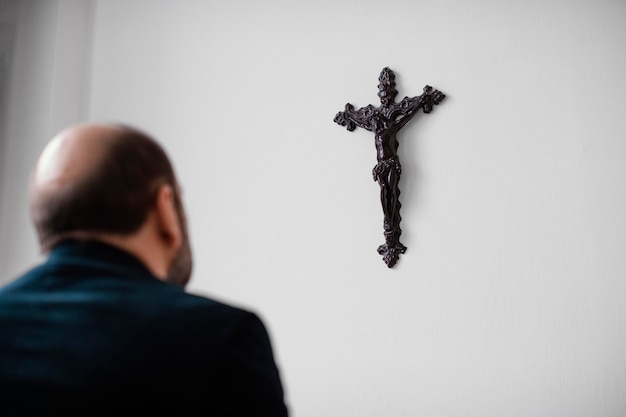 Homme religieux priant à la maison