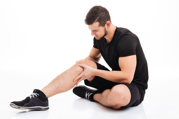 Homme de remise en forme blessé