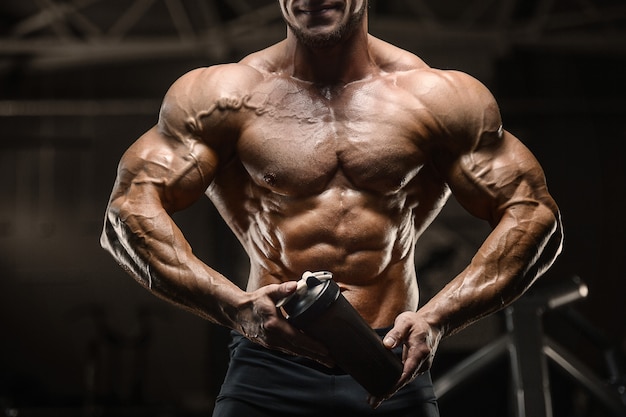 Homme de remise en forme de l'eau potable après l'entraînement