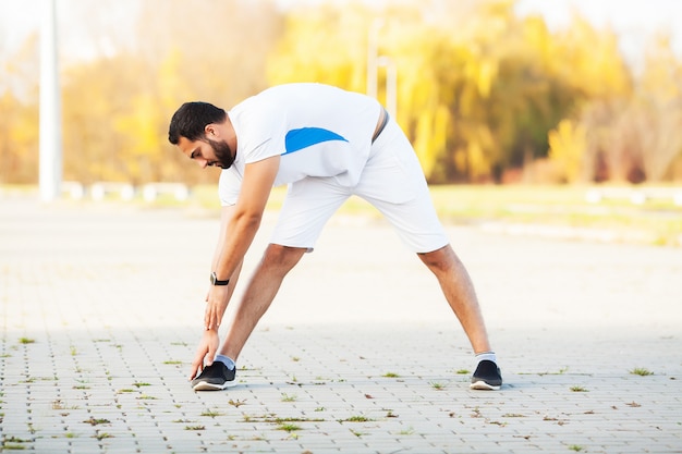 Homme de remise en forme fait des exercices en milieu urbain