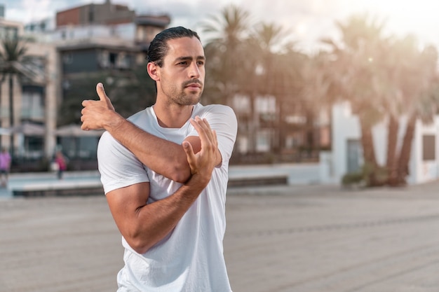 Homme de remise en forme s'étirant et s'échauffant avant de s'entraîner