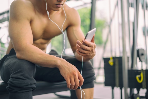 Homme de remise en forme se détendre en écoutant de la musique après qu&#39;il exerce